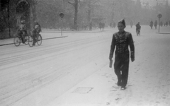 221101 Afbeelding van een loopjongen in de Burgemeester Reigerstraat te Utrecht, tijdens een zware sneeuwbui; links de ...